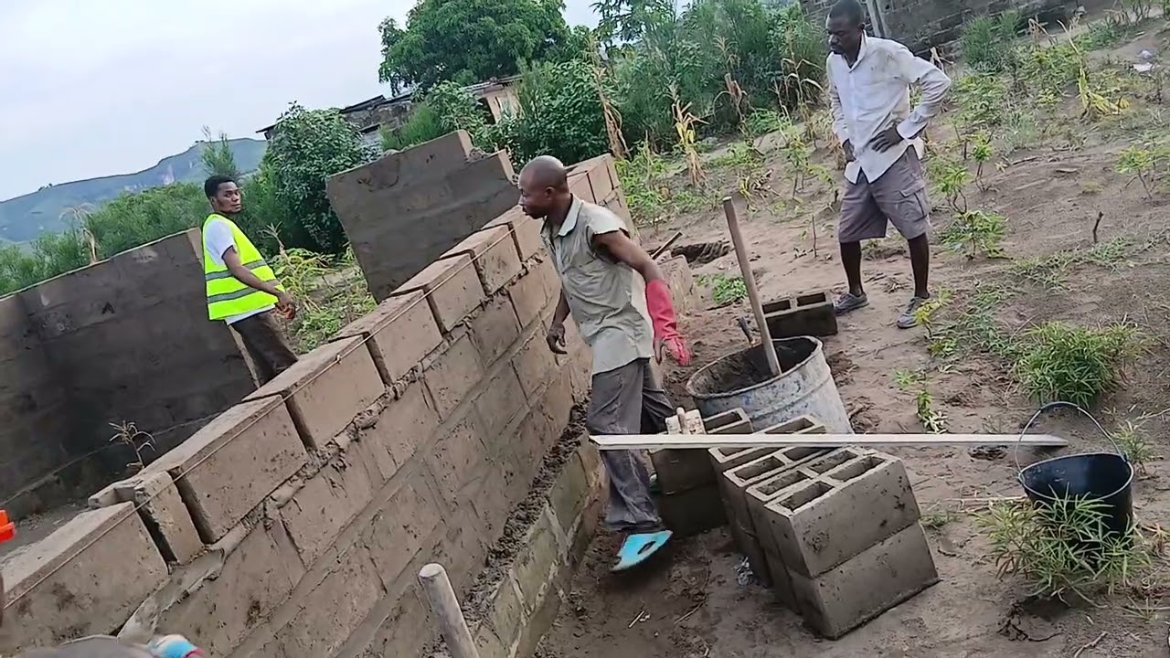 L'élévation d'une maison avec une toiture multi-versant dans la ville de Kinshasa sur un terrain SBX
