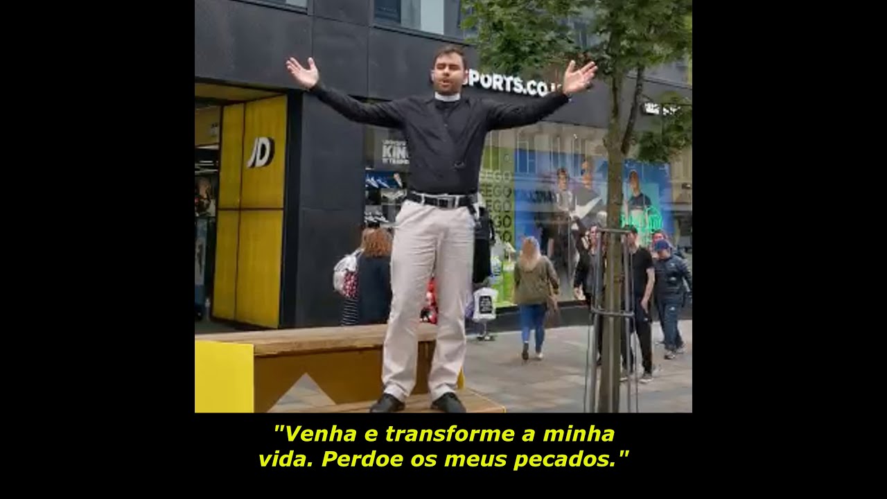 O Verdadeiro Problema da Humanidade | Evangelismo de Rua | LEGENDADO - Street Preaching in Newcastle