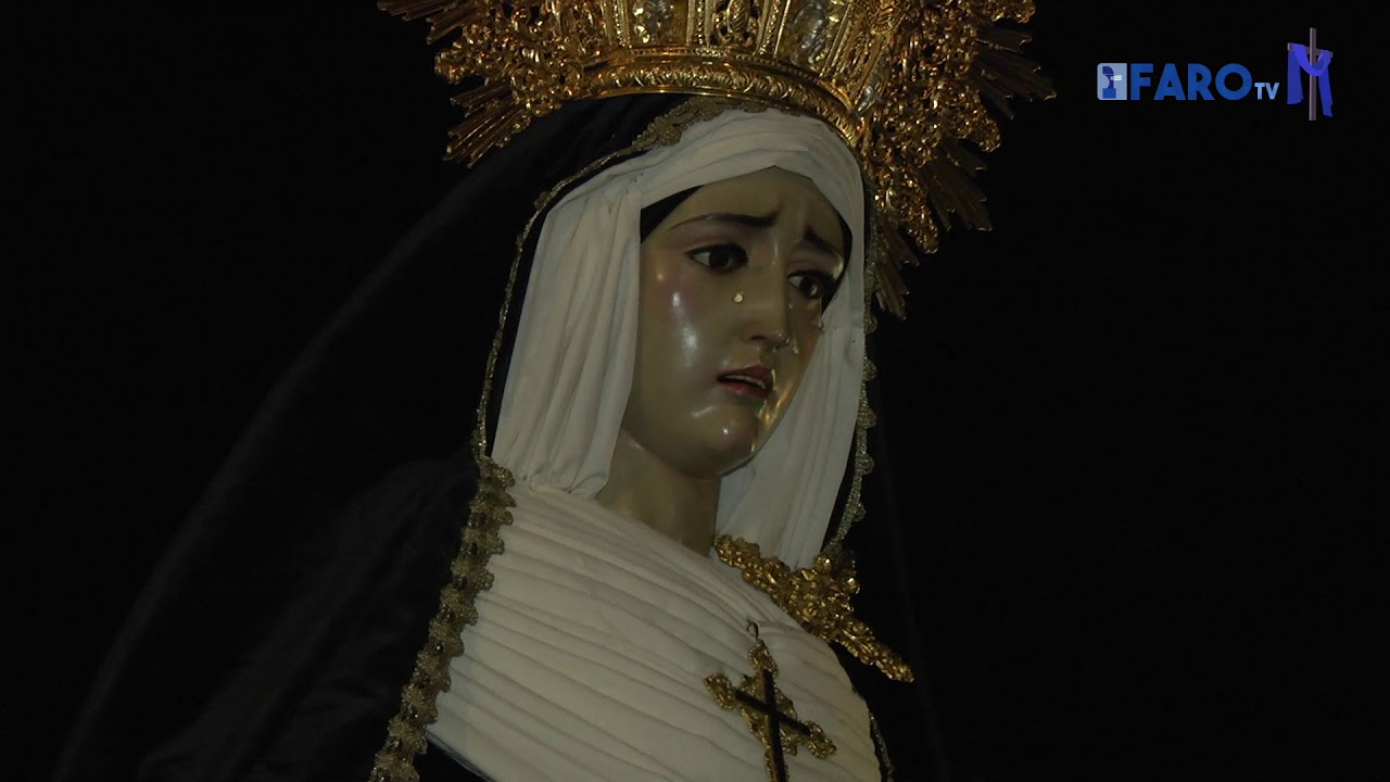 Semana Santa 2019 | La Virgen abraza a su Hijo en un Santo Entierro con un solo paso