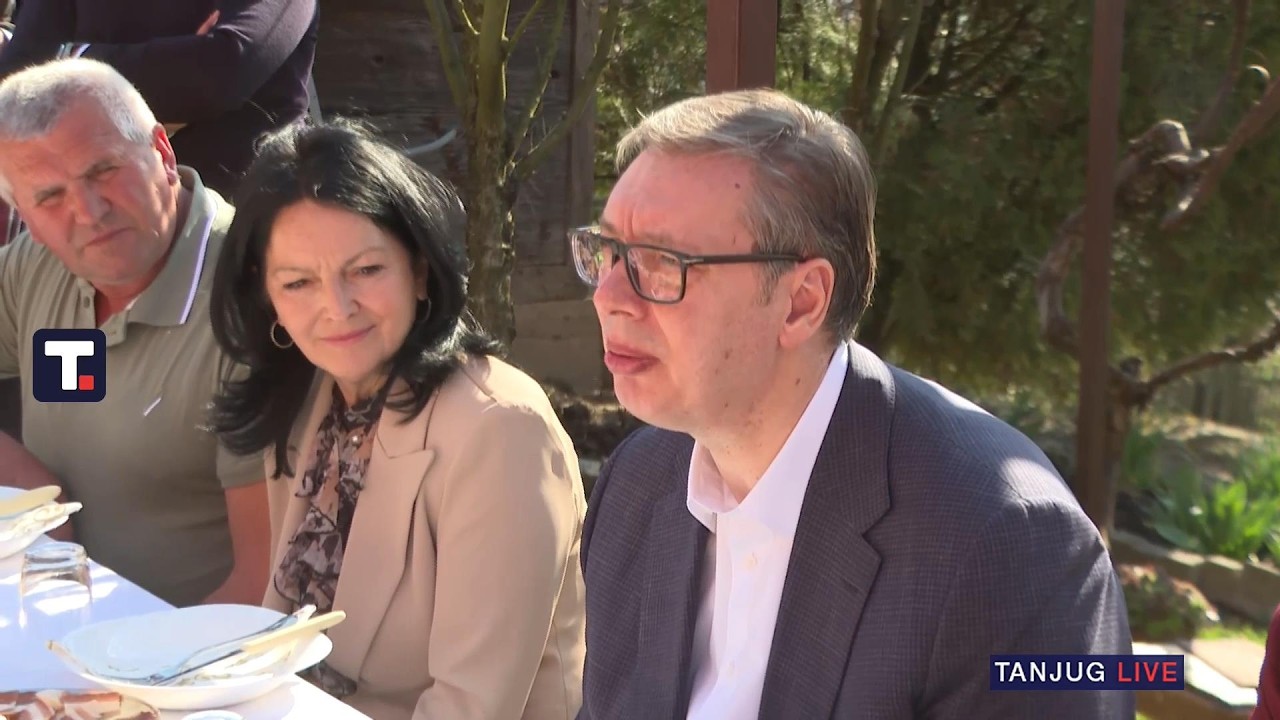 Predsednik Vučić u poseti porodici Raković u Sevojnu