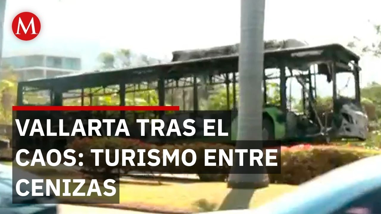 Postales de la furia: Turistas se toman selfies con autos quemados en Vallarta