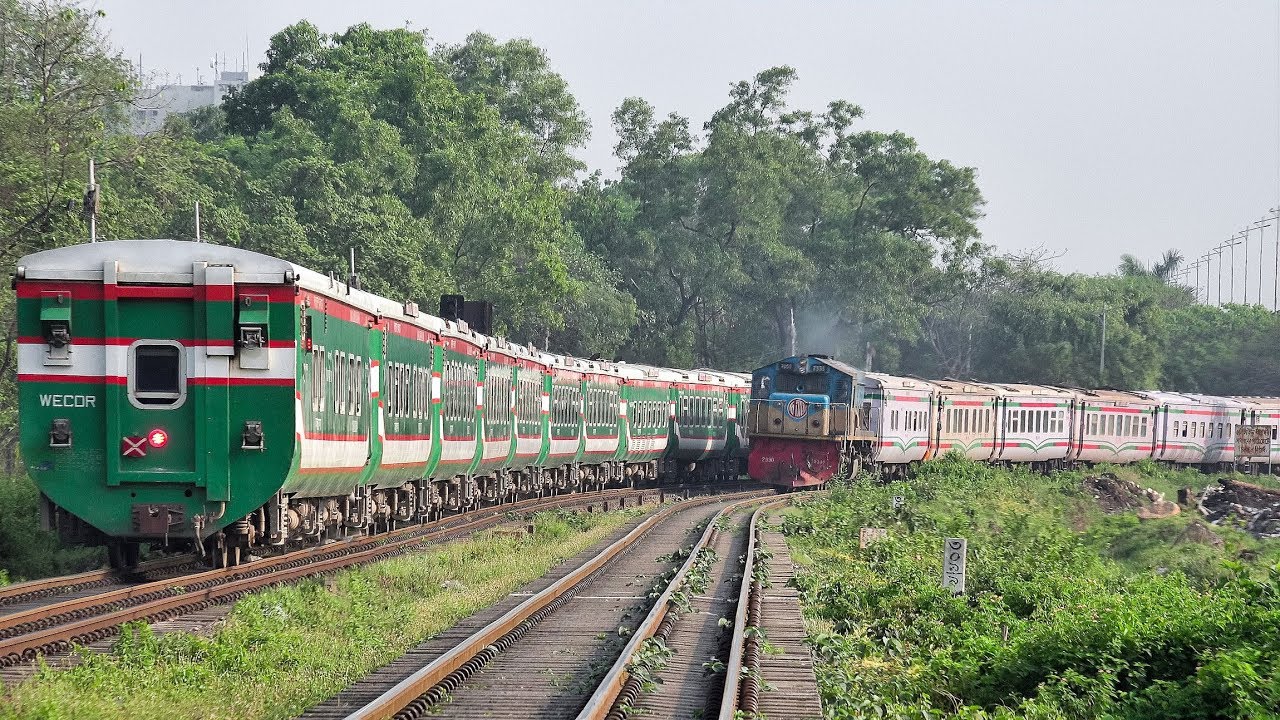 Perfect Train Crossing on Curve between Tista Express & Rangpur Express of Bangladesh Railway
