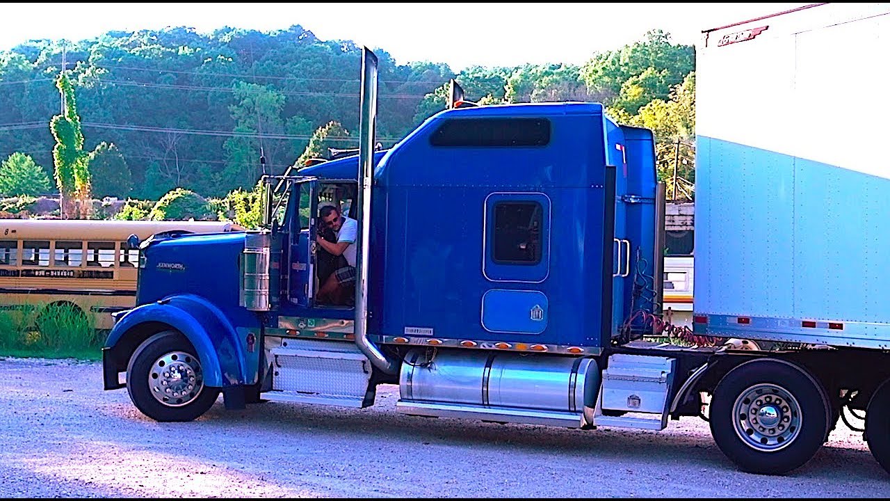 Дальнобой. США. Встреча друзей тракистов на дороге .kenworth w900l