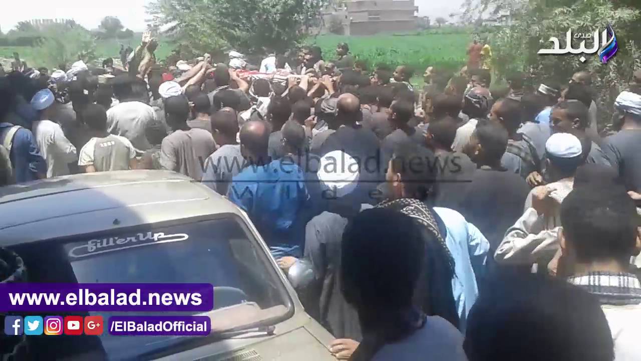 صدى البلد | أهالي قرية كوم بدار بسوهاج يشيعون شهيد العريش