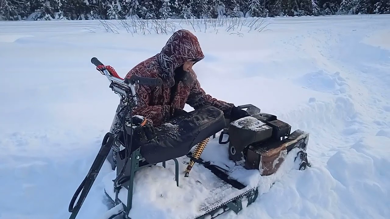 После снегопадов, рыхлый снег, лесная поляна, иномарка и самоделка Потап 600.