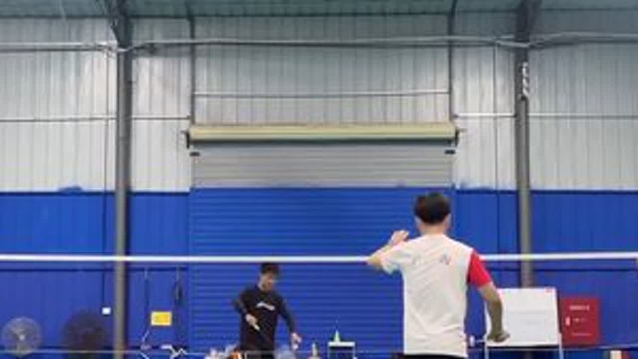 大学生们准备放假回来了，为了不被按在地上磨擦，约我的好兄弟恢复一下#羽毛球 #羽毛球单打 #柳州羽毛球#抖音小助手