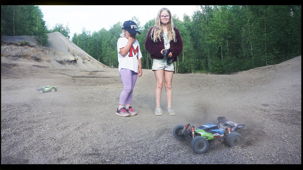 Kul med R/C bilar i grusgropen i 60km/h