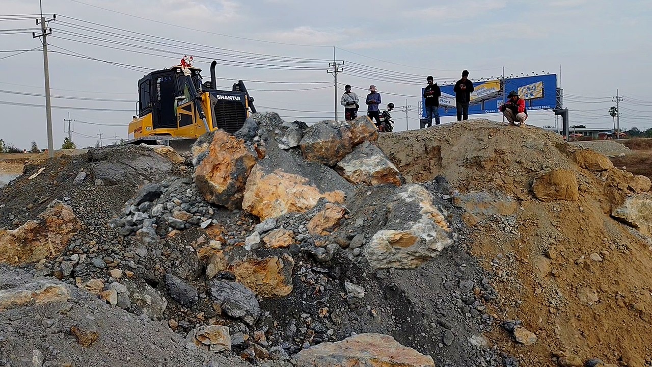 Late complete landfill delete pit deep 5m by smart SHANTUI DH17 C3 pour stone with 45Ton dump truck