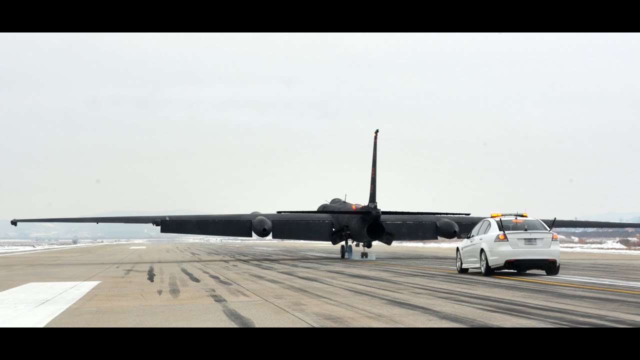 How The U-2 Dragon Lady Is Landed With The Help Of 140-Mph Chase Cars!