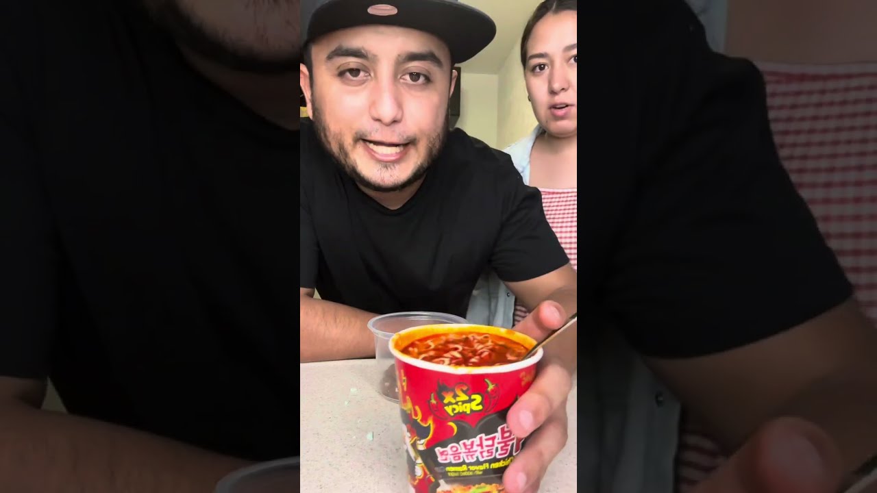 Mi novia come el ramen mas picoso del mundo