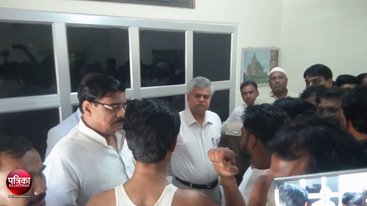 Sikar Police has lathi charge