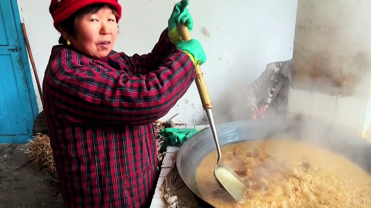 农村手工制作白糖。大锅熬制，手工拉扯真好玩。