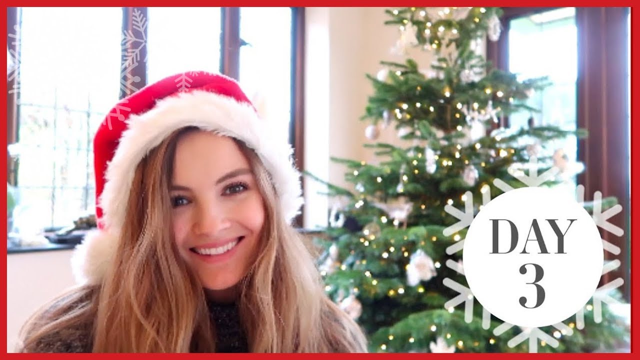 DECORATING THE CHRISTMAS TREE | Vlogmas #3