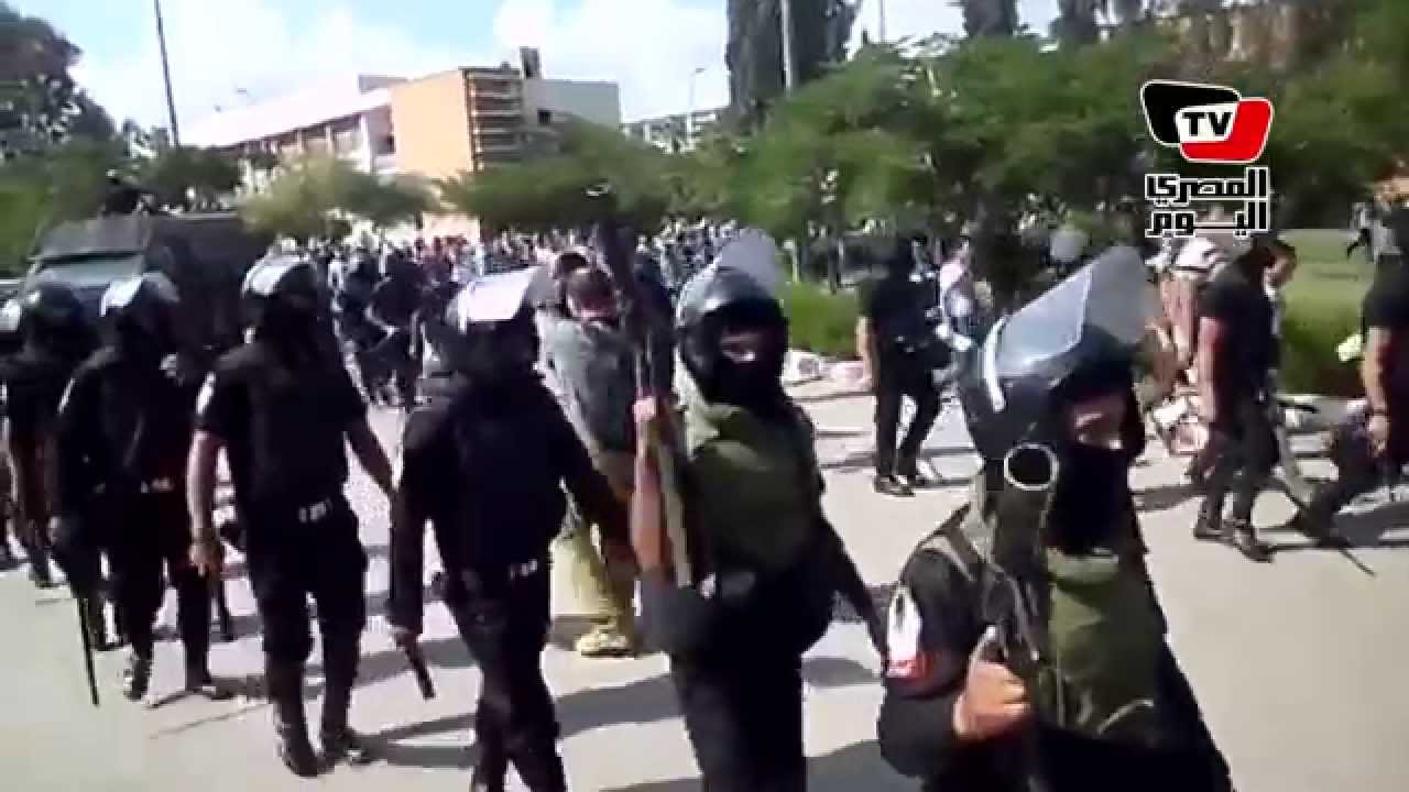 مدرعات الشرطة تدخل جامعة المنصورة