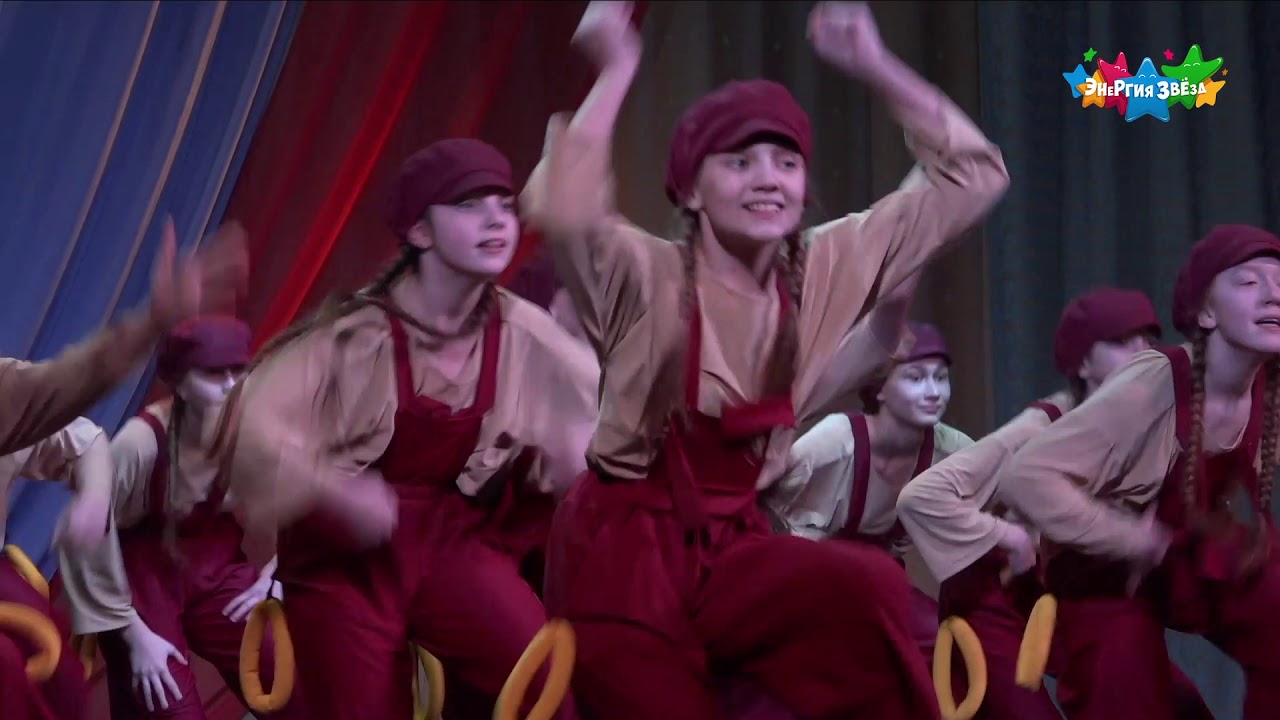 Народный самодеятельный коллектив ансамбль эстрадного танца 