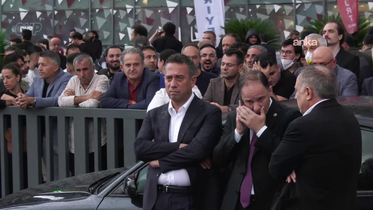 &Ccedil;evik kuvvet ablukasındaki CHP İstanbul İl Başkanlığı &ccedil;evresinde son durum
