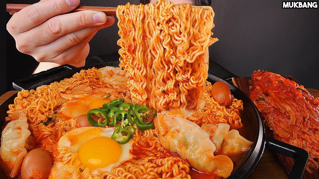острая лапша 🍜 SPICY NOODLES KIMCHI DUMPLING SAUSAGE RAMYUN EATING ASMR MUKBANG