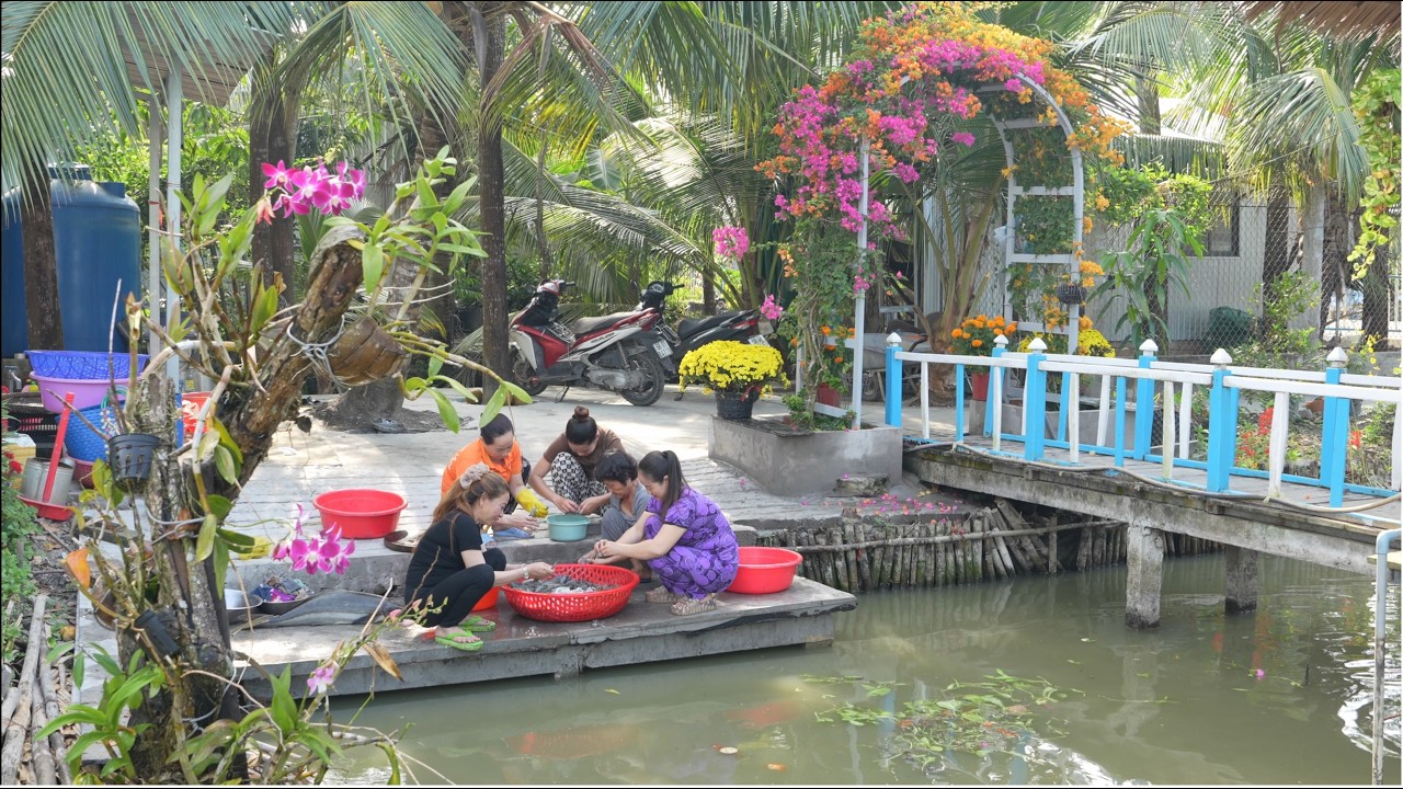 1834 / Chú Bảo Phạm tổ chức sinh nhật cho Vân và tặng lộc đầu năm cho mọi người
