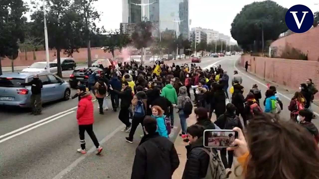 Cortes de tráfico en el tercer día de huelga de profesores en Catalunya