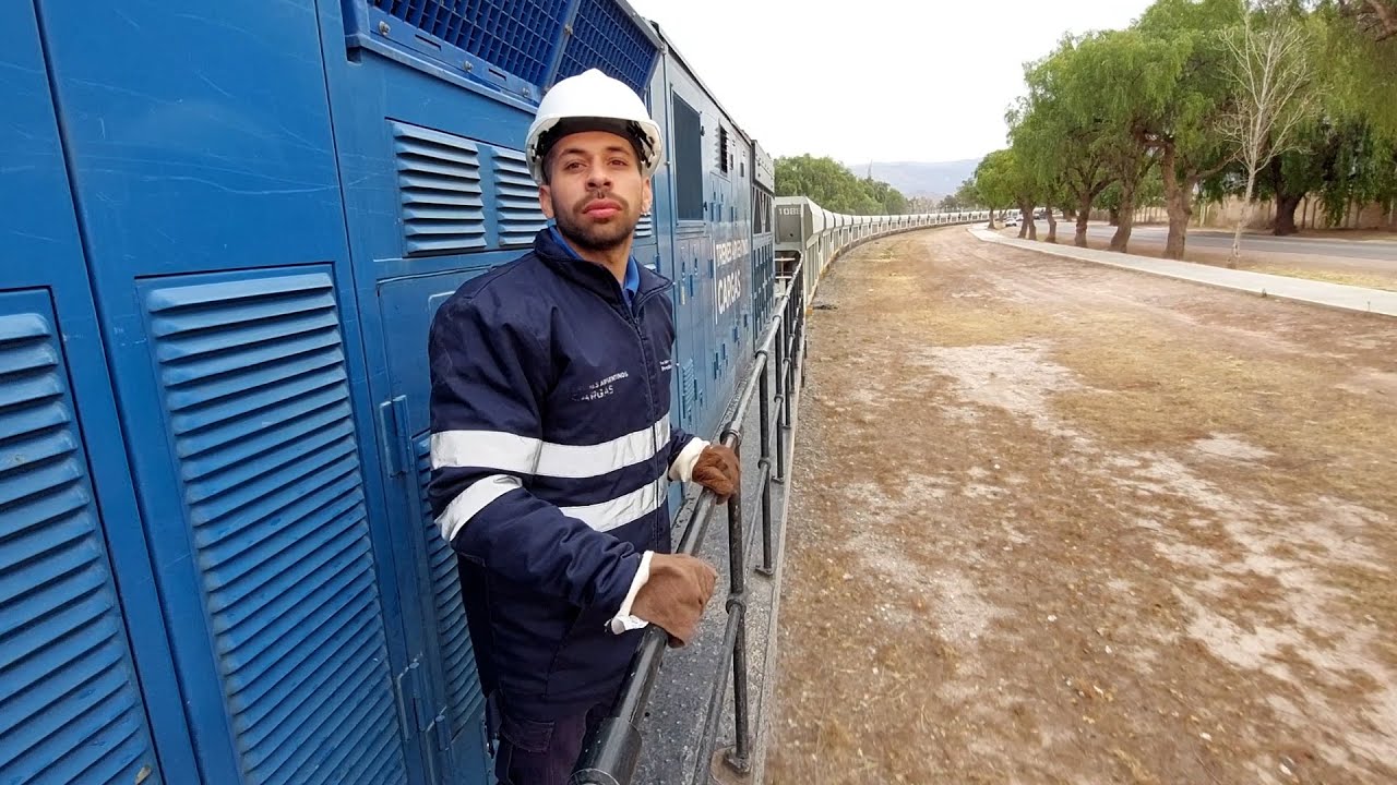 A la espera de la vuelta del tren de pasajeros, un viaje en el ferrocarril de cargas.