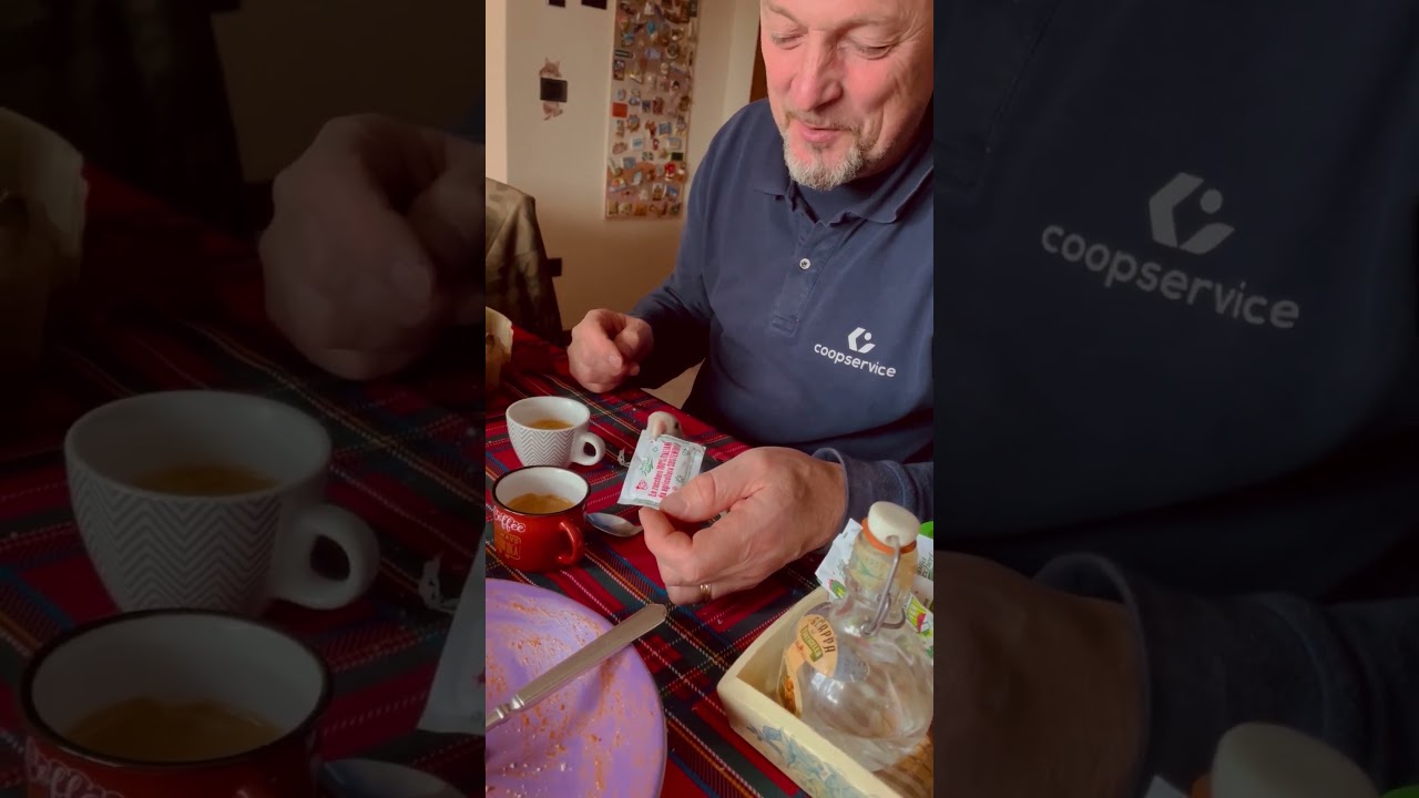 Lovebird Helps Open Sugar Packet! 🤣🦜