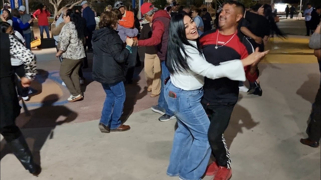 El Chirimoyo y Julissa bailando Roberta con El Grupo Dos-Tres 