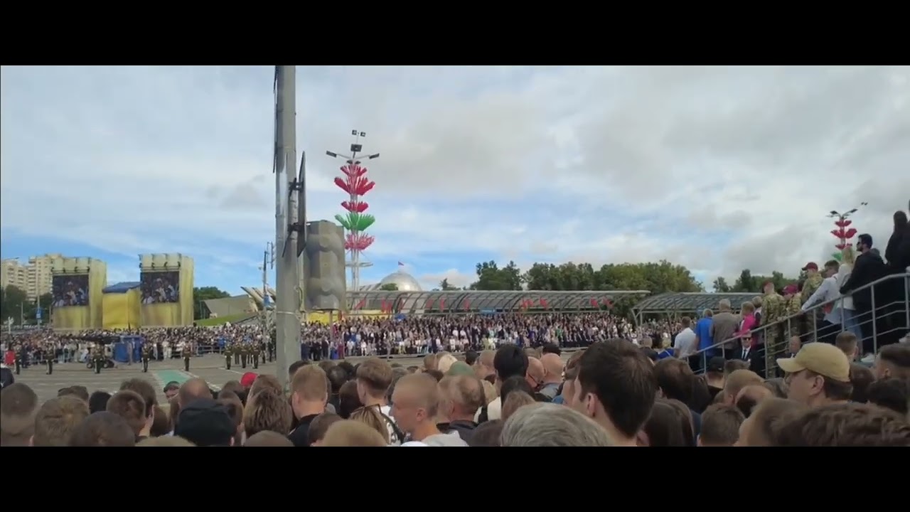 Стоим в толпе — парад идёт по проспекту #минск #парад