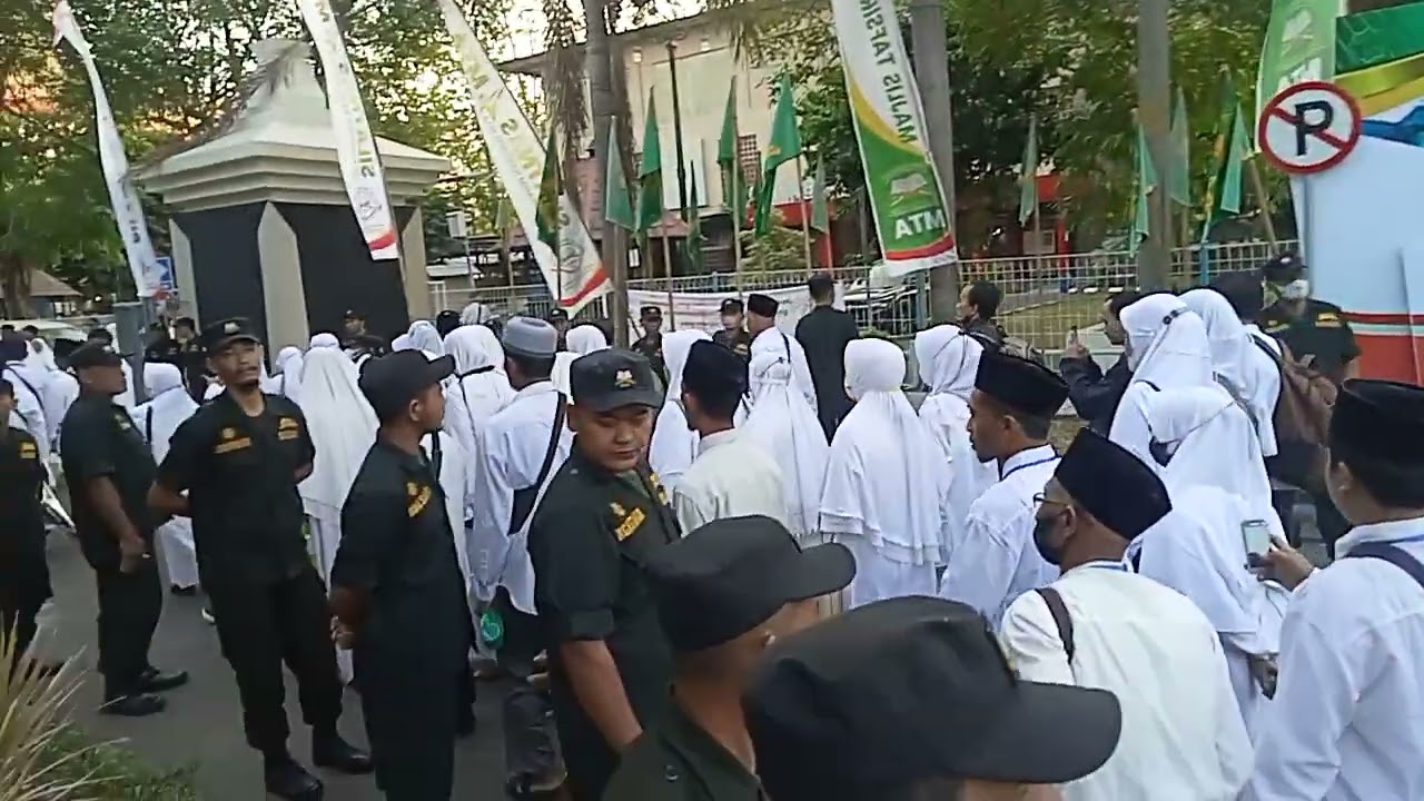 suasana pagi ribuan jama'ah berdatangan dalam rangka silatnas 4 MTA majlis tafsir Al Qur'an