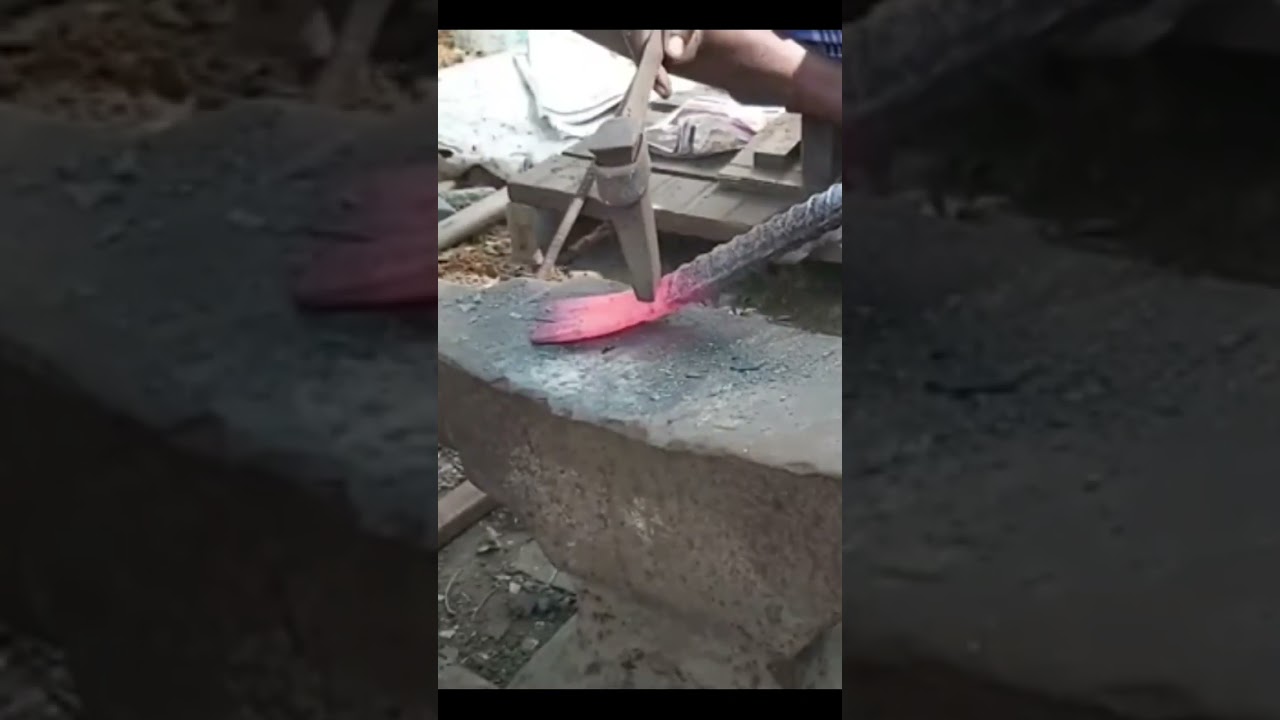 forging a crow bar making #shorts #twinbrothersblacksmith