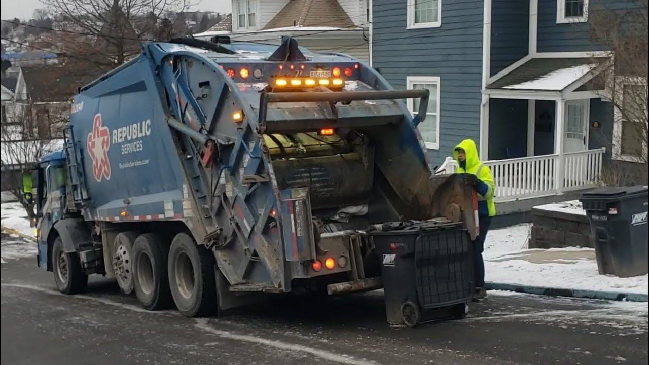 Republic Services Mack LR Garbage Truck on Trash 