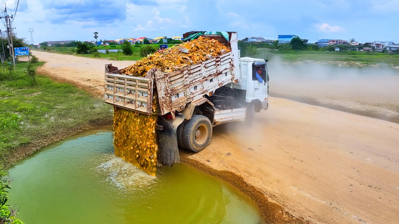 新しいプロジェクトの最初の地域が浸水しています。  Bulldozer Push Stone、Truck 5Ton Delivery Stone