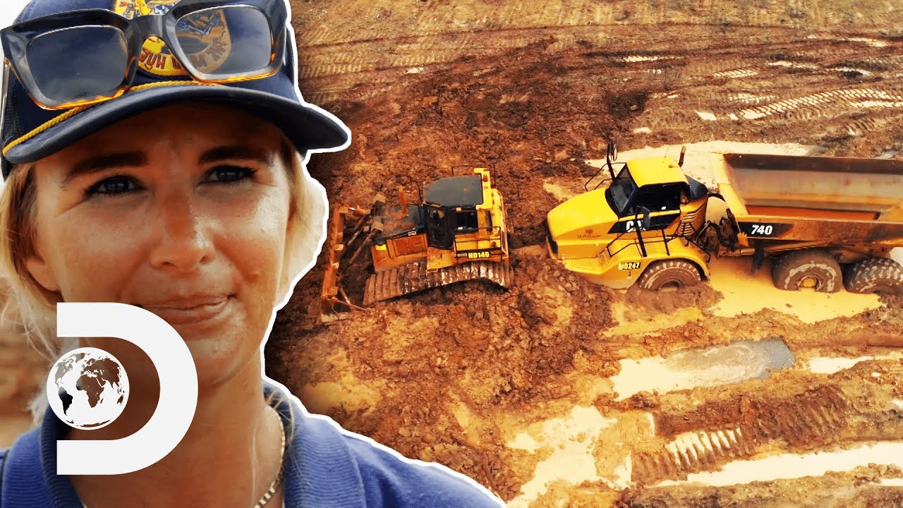 Team Salvage Pull A Moxy And Dozer Out Of Deep Thick Mud | Aussie Salvage Squad