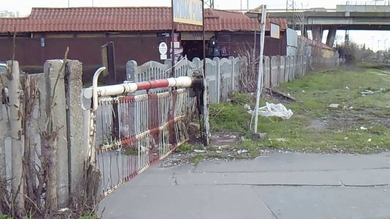 Karos(szakállas) sorompó működés közben.