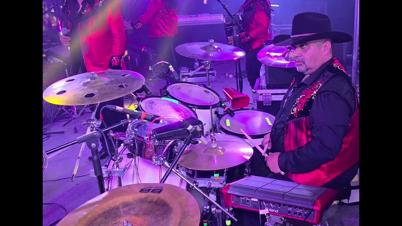 Raul Cavazos baterista  Un engaño más  Los Negrete 