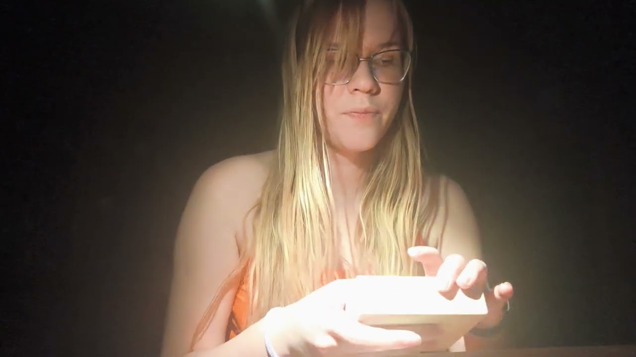 ASMR. Меня и тебя похитили. Квартира. Часы. И я показываю то, что удалось найти.