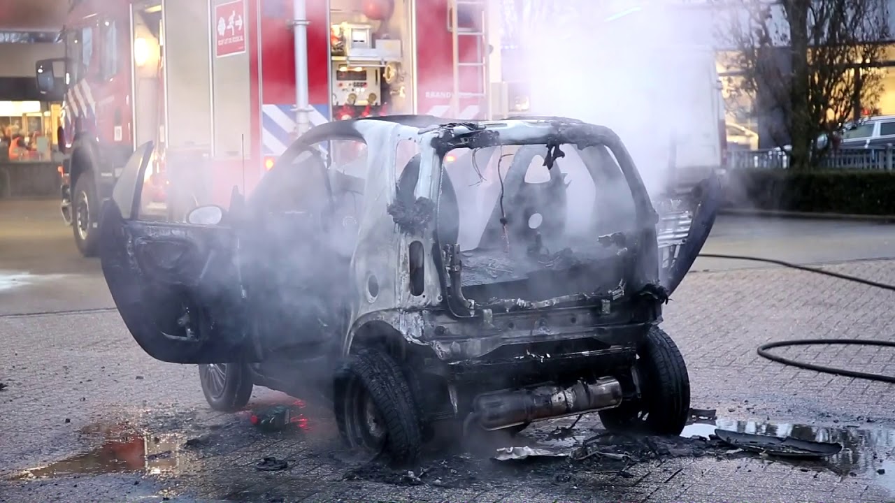 [VIDEO] Autobrand bij Total tankstation aan de Oude provincialeweg Hapert 09-02-2018