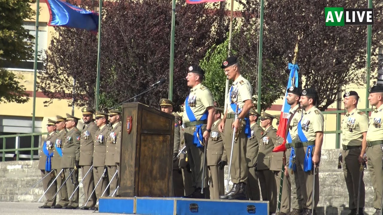 Cambio di guardia alla caserma 