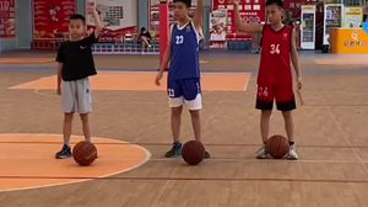 暑假班开始上课啦！#室内篮球馆 #少儿篮球 #日常训练 #幼儿篮球基本功训练 #篮球教学