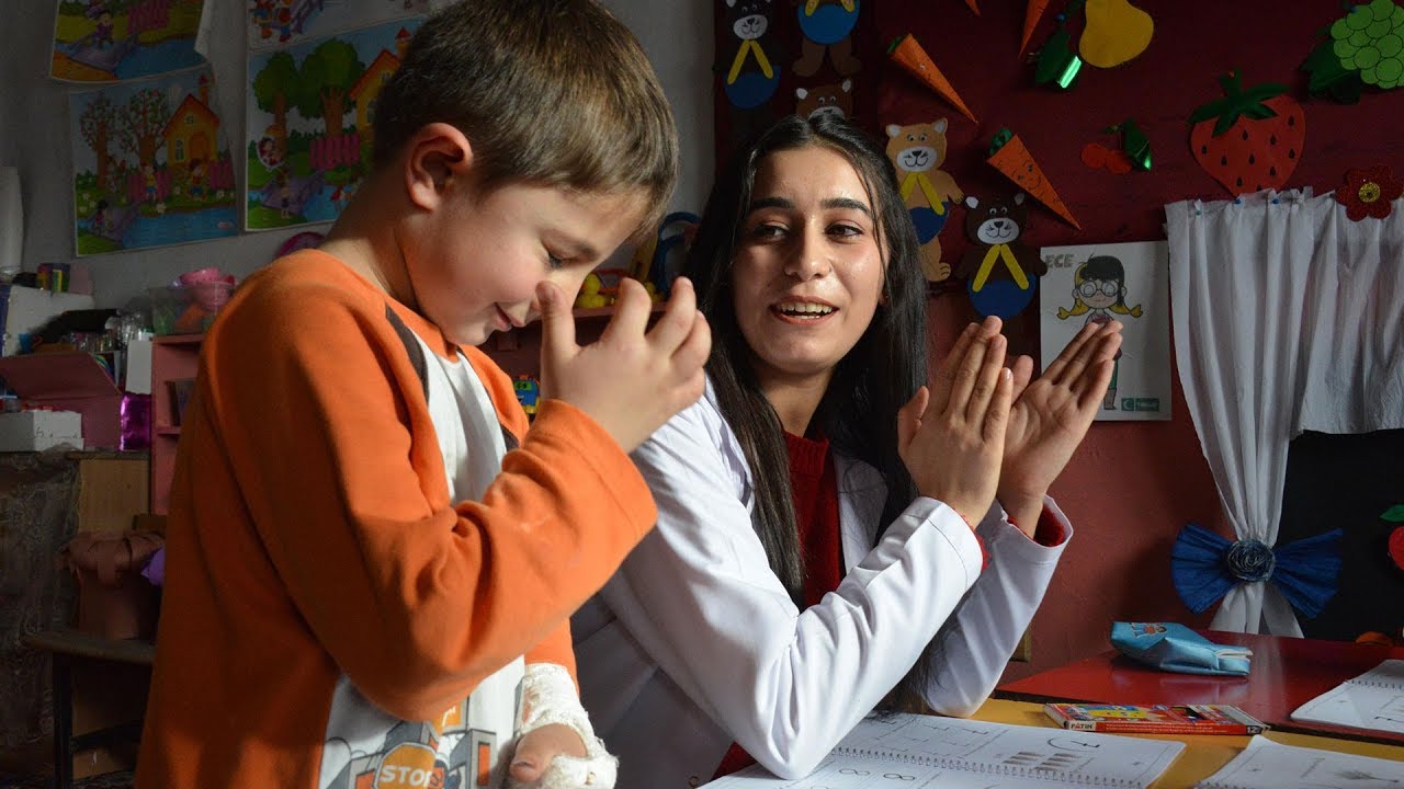 Gündüz öğretmen, akşam öğrenci
