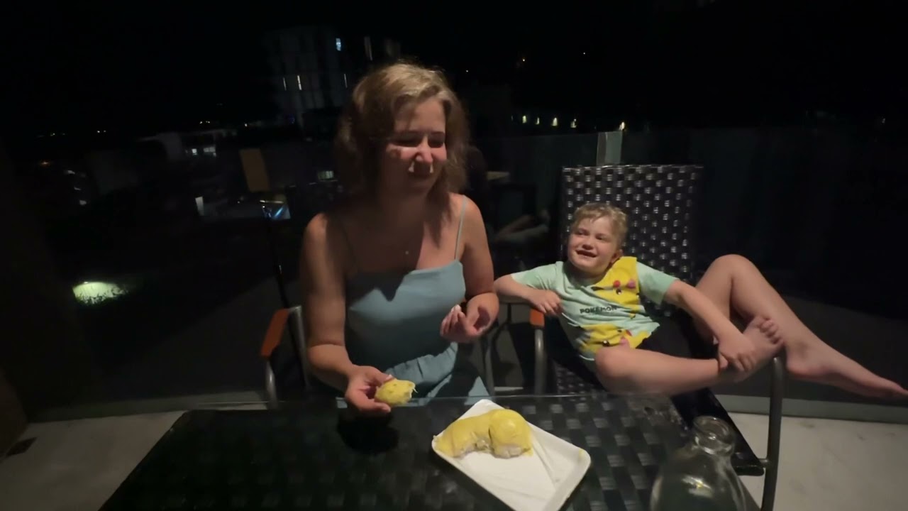 Trying Stinky Durian in Thailand for ￼the First Time: Traveling Blind ￼