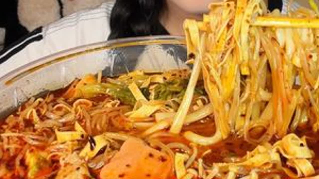 今日份 ‖ 沉浸式《加麻加辣加醋多菜》过桥米线～#过桥米线 #好吃到爆 #沉浸式吃饭 #馋哭了 #夜宵吃什么