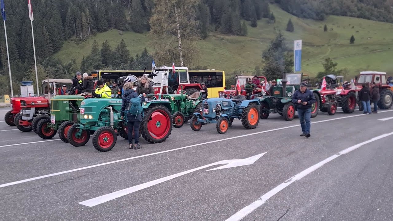 22. Oldtimer Traktor WM  am Großglockner - Die Startaufstellung bei Sonnenaufgang