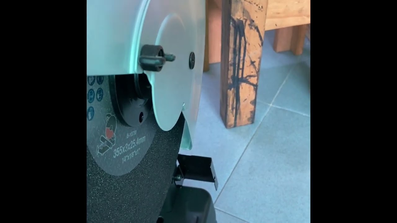 Trên tay máy cắt sắt makita 2401b