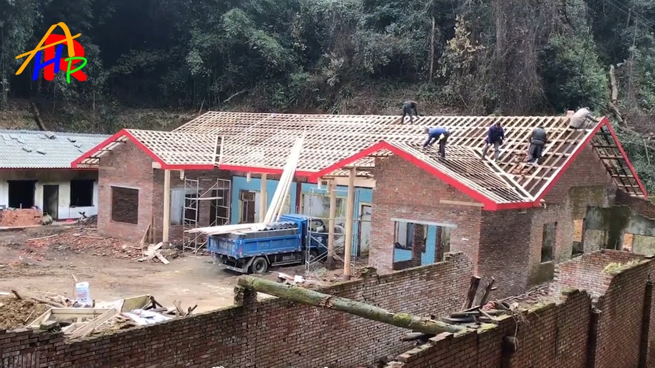 After losing her job, the girl left the city to renovate her old house in the forest