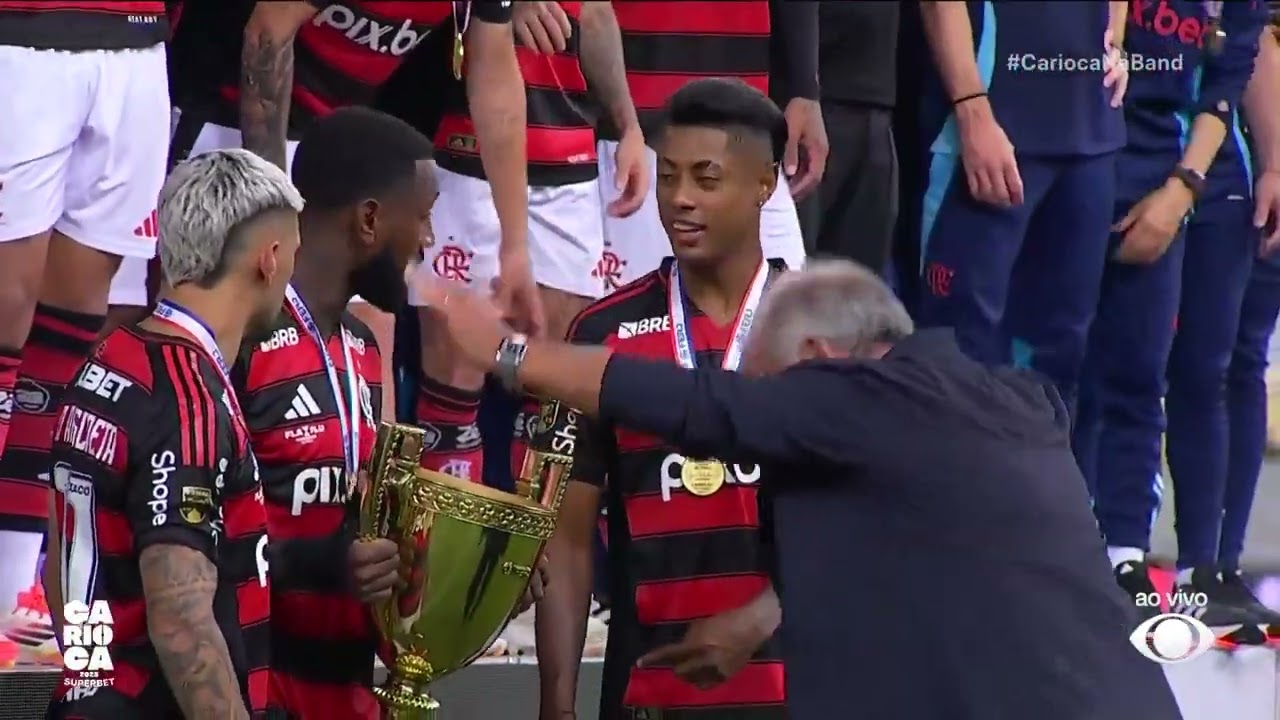 Zico entrega ta&ccedil;a do Campeonato Carioca para jogadores do Flamengo