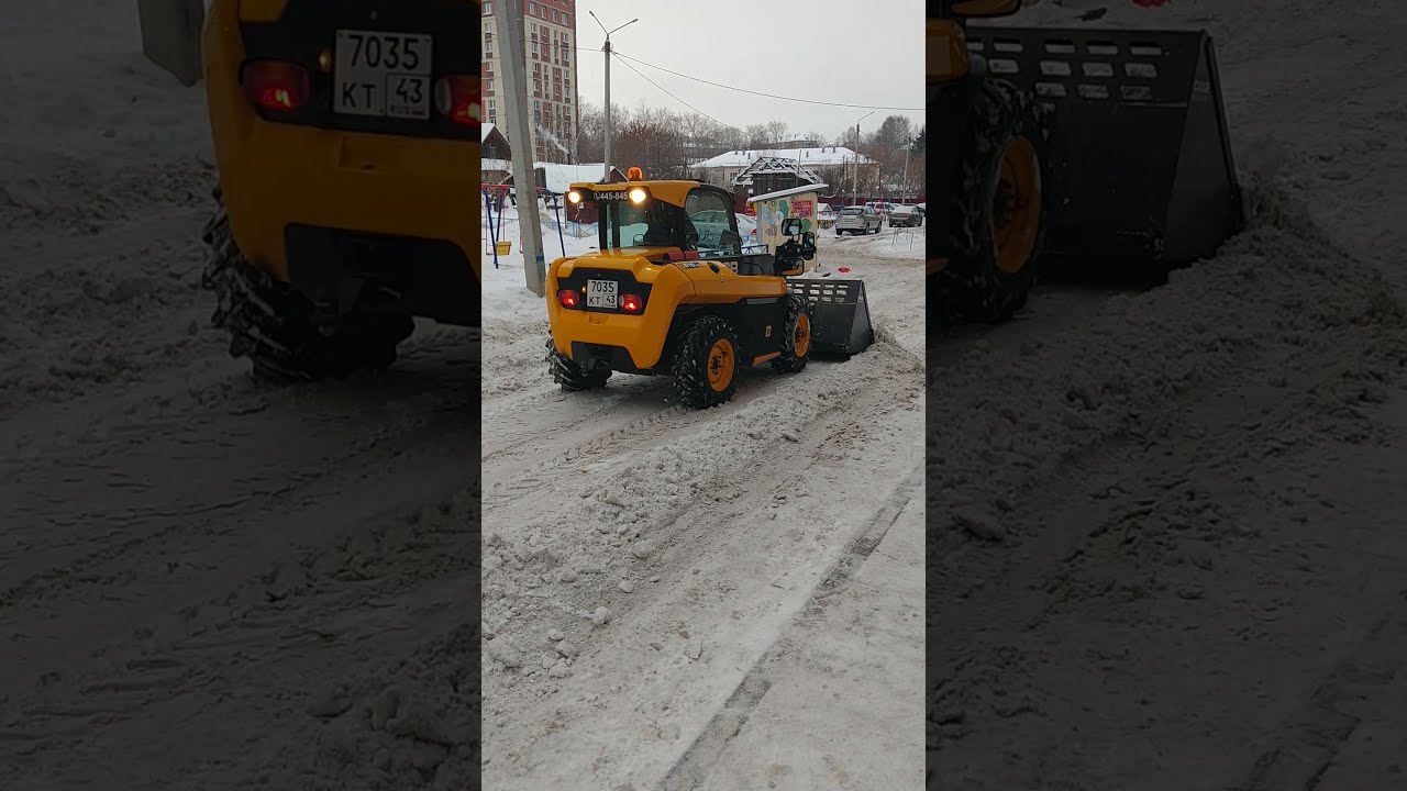 Компактный телескопический погрузчик JCB чистит территорию двора