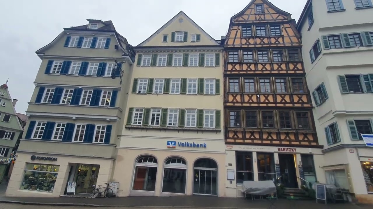 Der Tübinger Marktplatz mit Rathaus. ☁