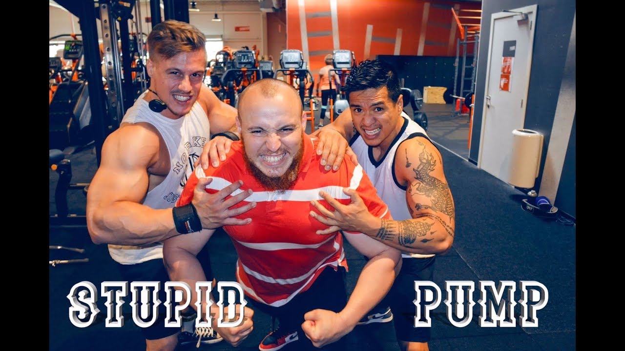 ENORME SÉANCE DE PECS À LA MIKE RASHID 