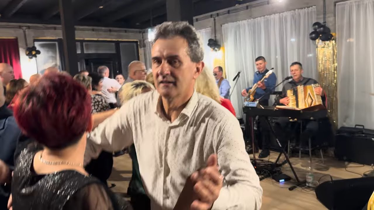 Cała sala gości wspaniale bawi się na zabawie z kapelą Krzysztofa Wieruszewskiego 