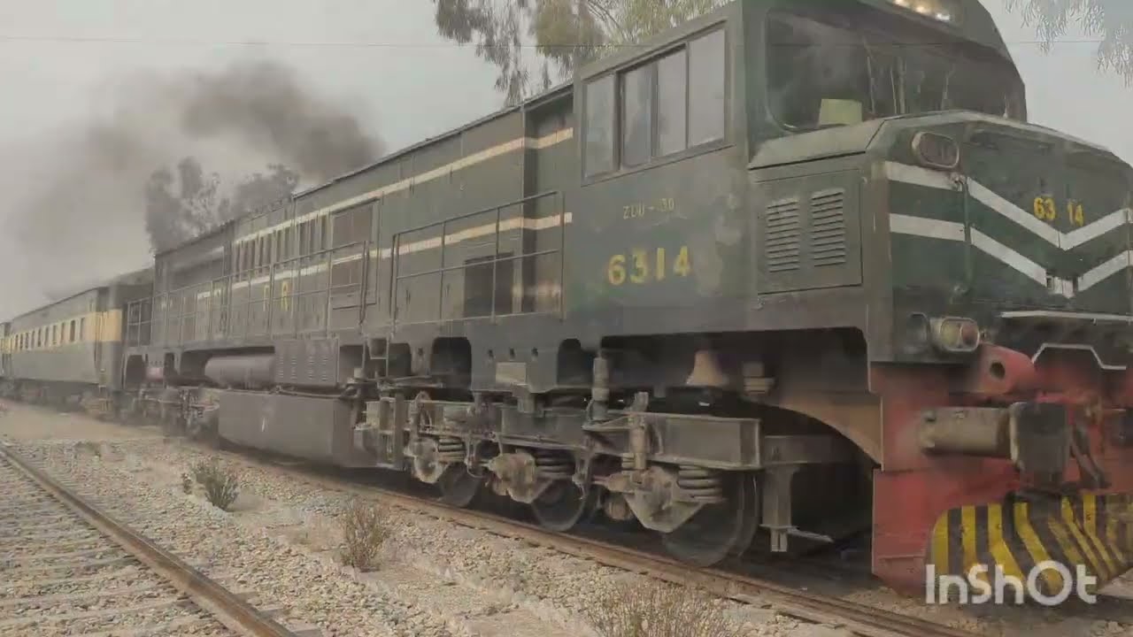 🔥🚂 Karachi Express Arrivel At Multan Fast Speedy Train Non stop 🛑